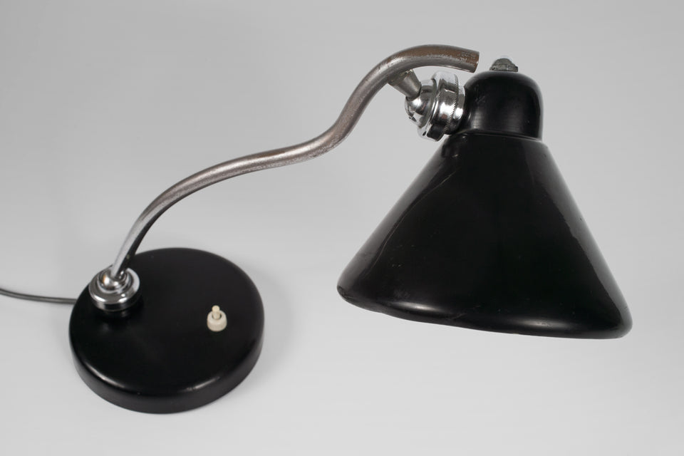 Mid-Century Italian table lamp in black with aluminum shade and base and nickel-plated undulating neck shape.